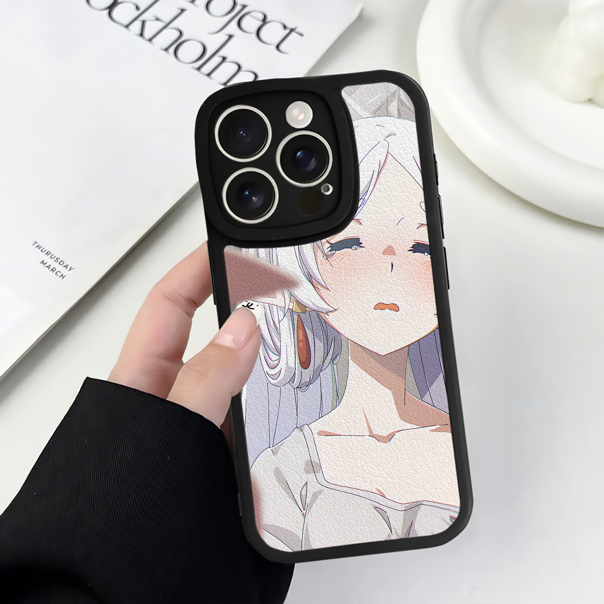 （画像用） 葬送のフリーレン Frieren 【iPhone 16シリーズ対応】シリコンスマホケース（レザー調） 材質：シリコン